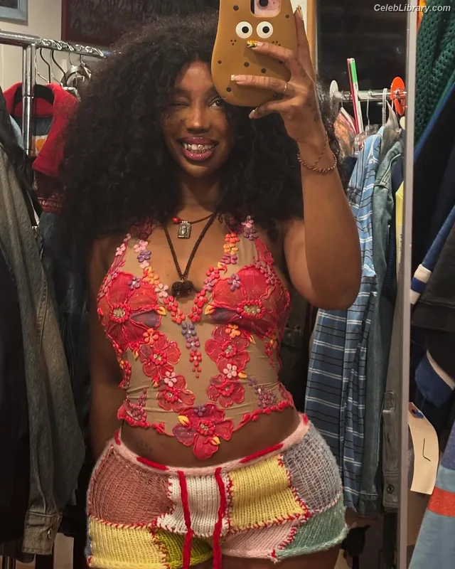 SZA Solana Rowe photo 7 of 457