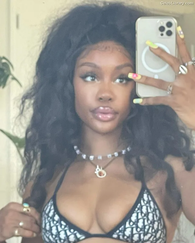 SZA Solana Rowe photo 2 of 457