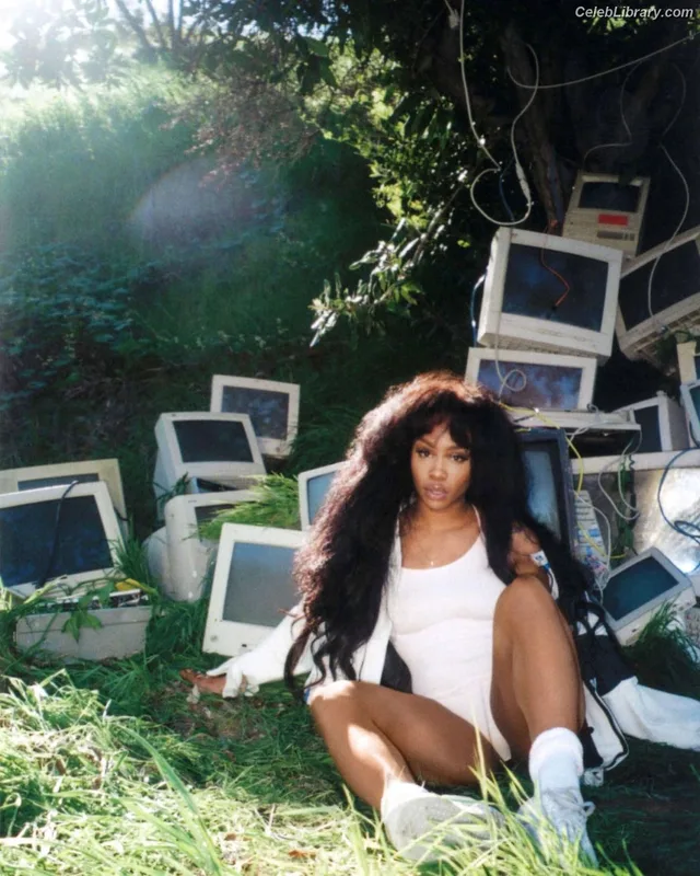 SZA Solana Rowe photo 24 of 457