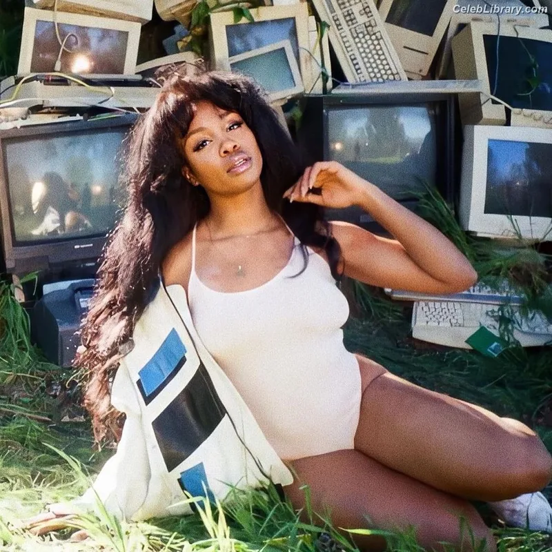 SZA Solana Rowe photo 1 of 457