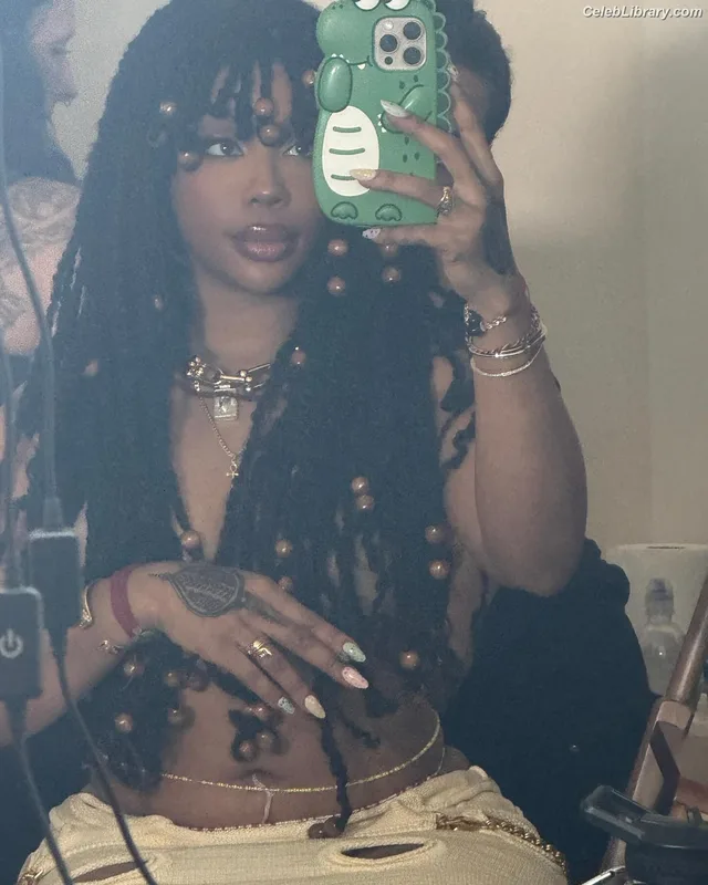 SZA Solana Rowe photo 4 of 457
