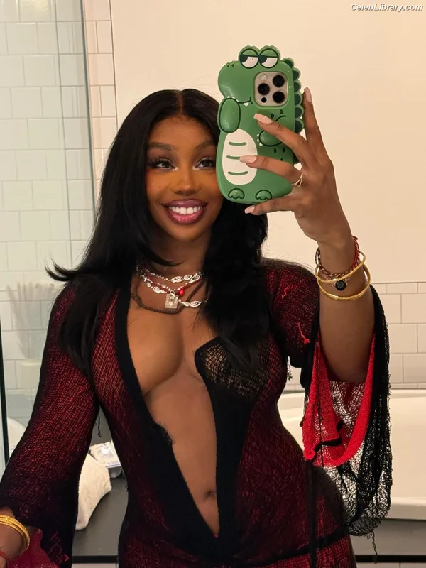 SZA Solana Rowe photo 9 of 457