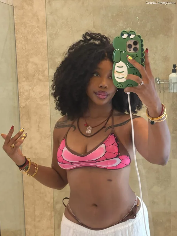 SZA Solana Rowe photo 13 of 457