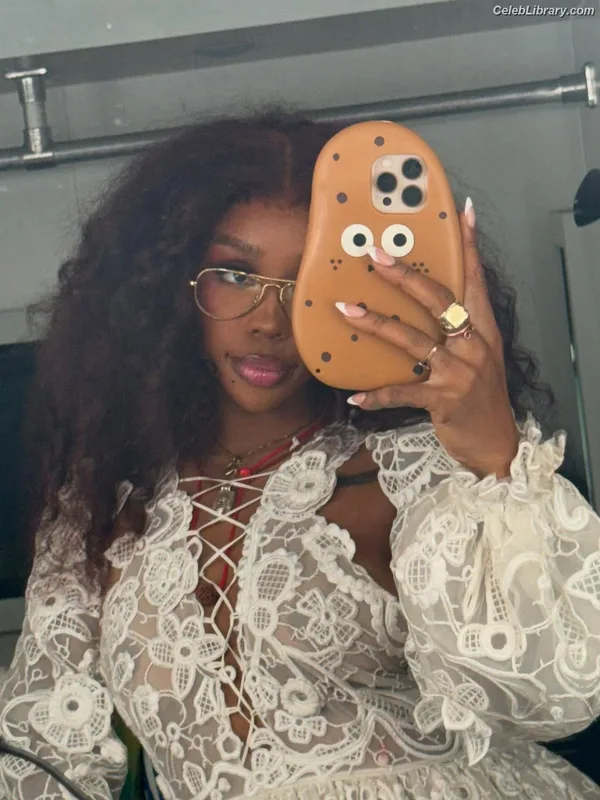 SZA Solana Rowe photo 24 of 457
