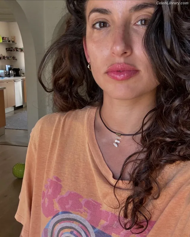 Tania Raymonde photo 4 of 93