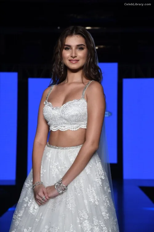 Tara Sutaria photo 21 of 29