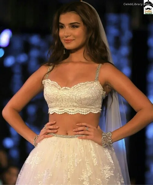 Tara Sutaria photo 22 of 29
