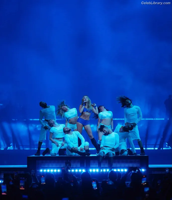 Tate McRae photo 17 of 1059