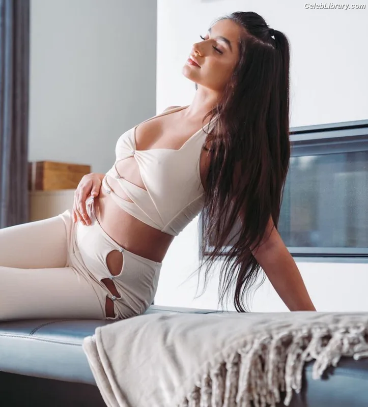 Tatiana McQuay photo 18 of 206