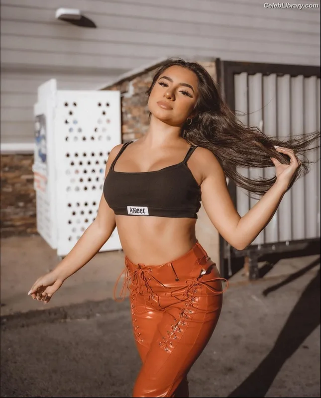 Tatiana McQuay photo 20 of 206