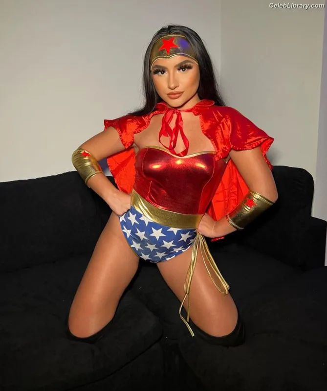 Tatiana McQuay photo 10 of 206