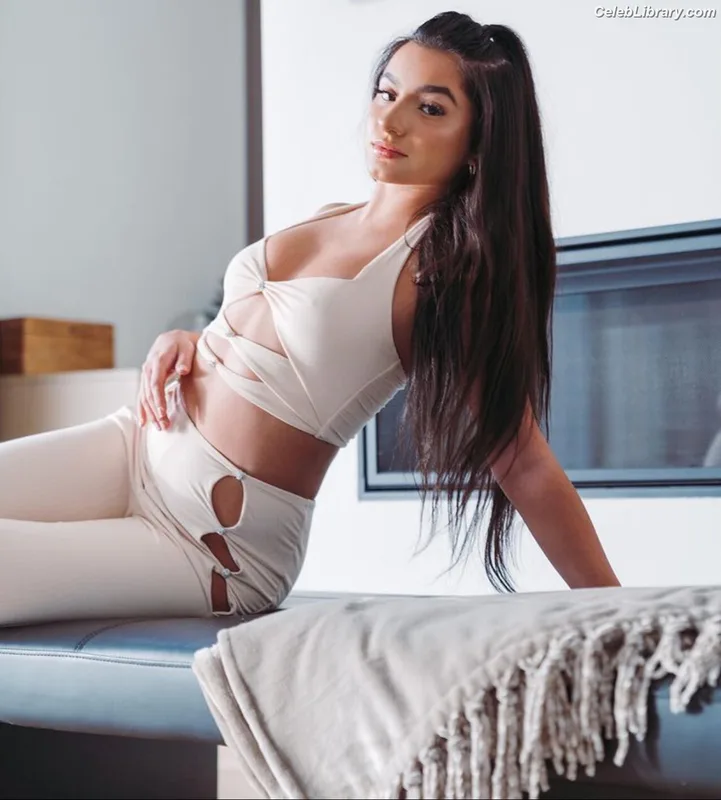 Tatiana McQuay photo 12 of 206