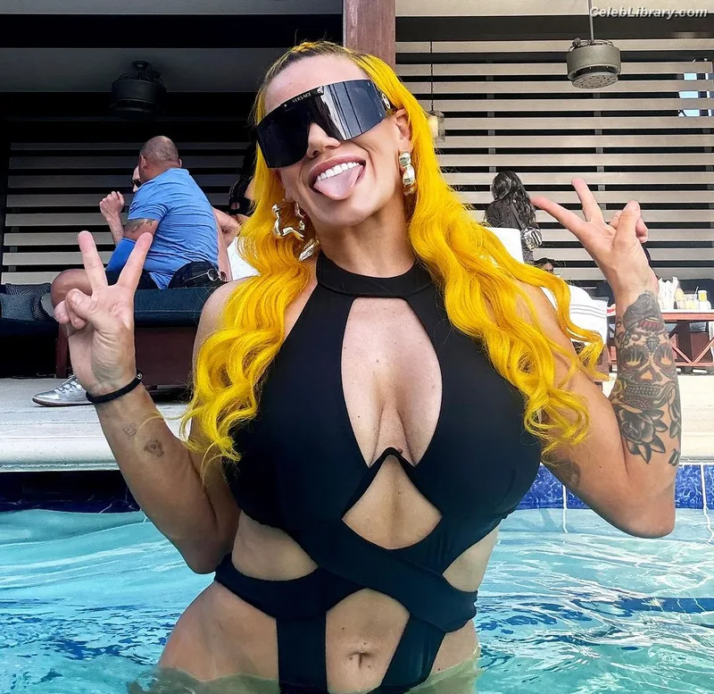 Taya Valkyrie photo 5 of 345