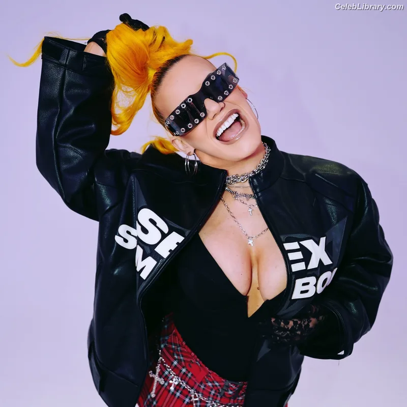 Taya Valkyrie photo 14 of 345