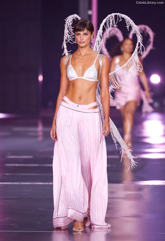 Taylor Hill photo 4 of 546