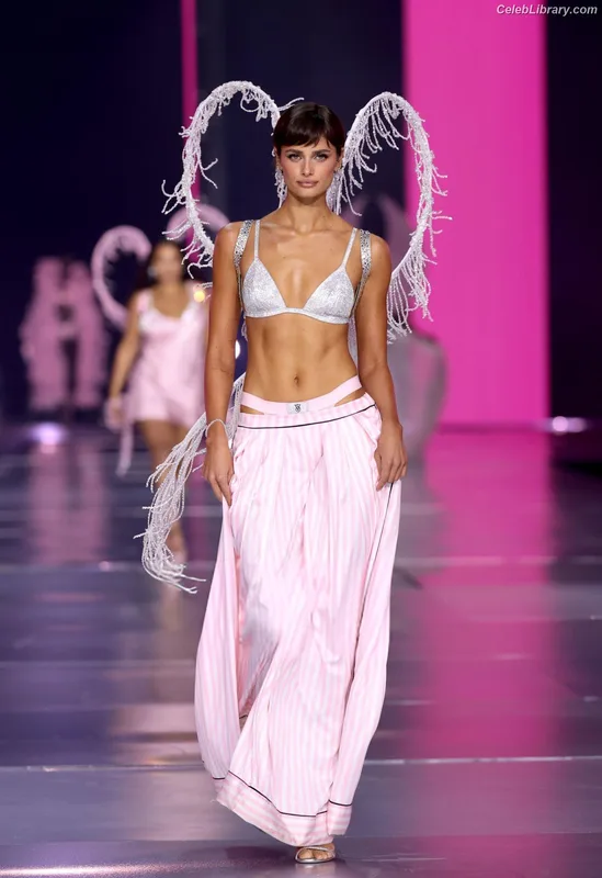 Taylor Hill photo 6 of 546