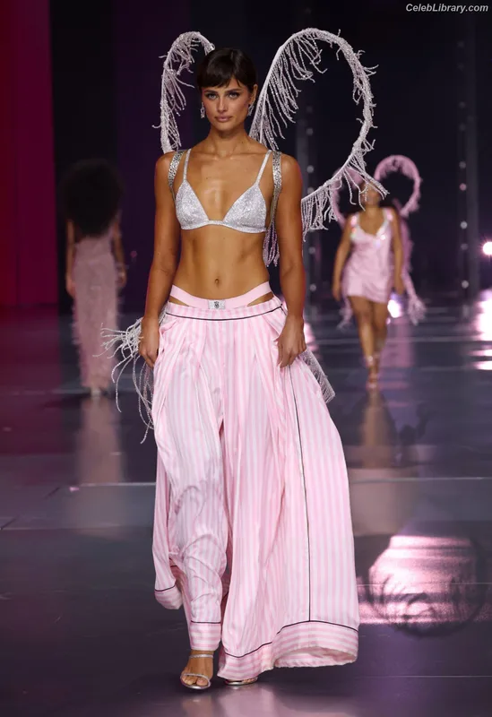 Taylor Hill photo 9 of 546