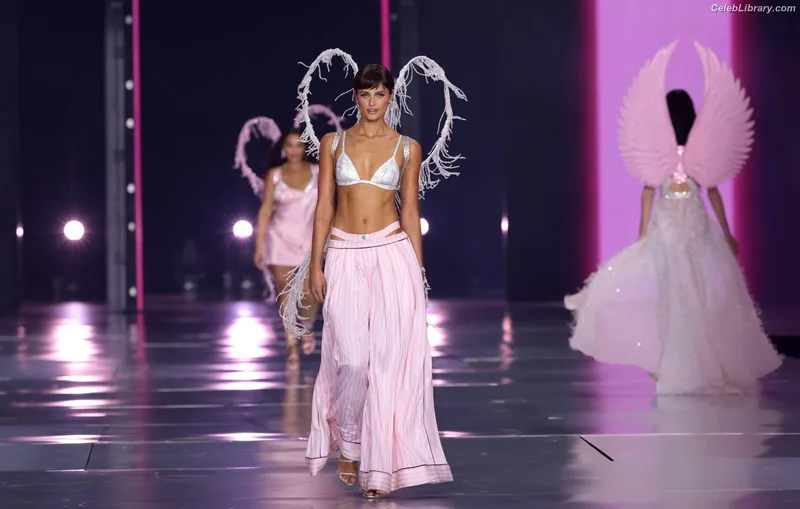 Taylor Hill photo 13 of 546