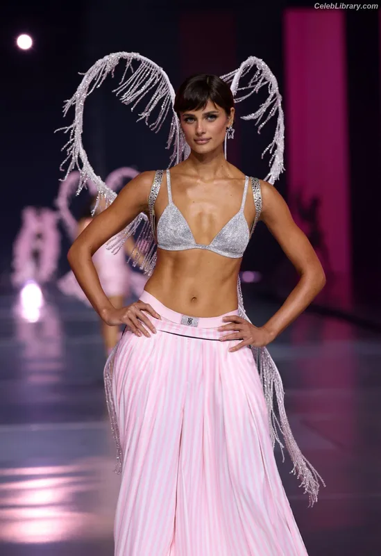 Taylor Hill photo 15 of 546