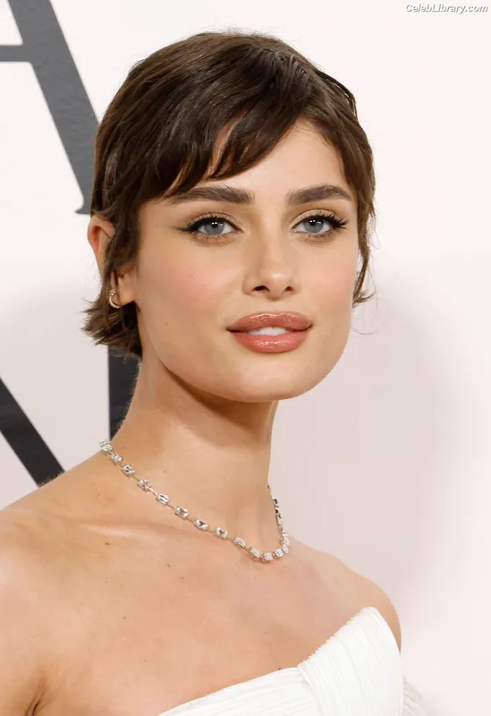 Taylor Hill photo 14 of 546