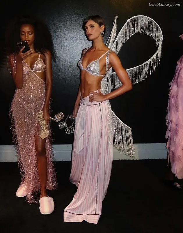 Taylor Hill photo 23 of 546
