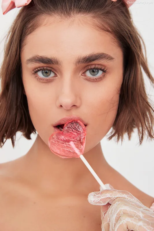 Taylor Hill photo 4 of 546