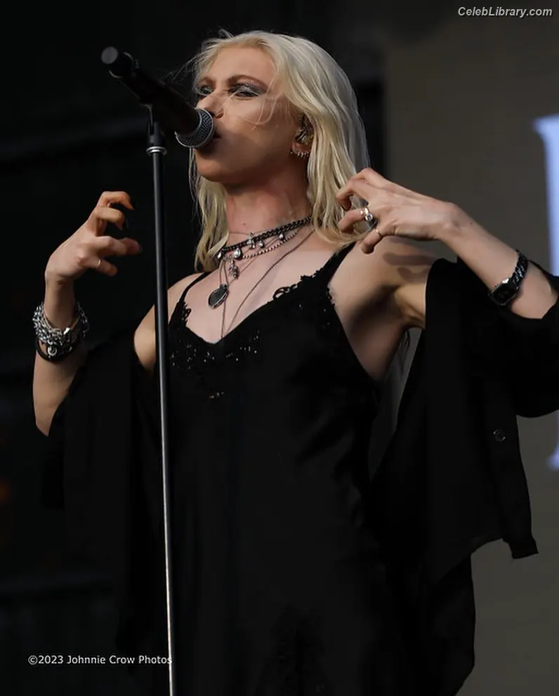 Taylor Momsen photo 14 of 1248