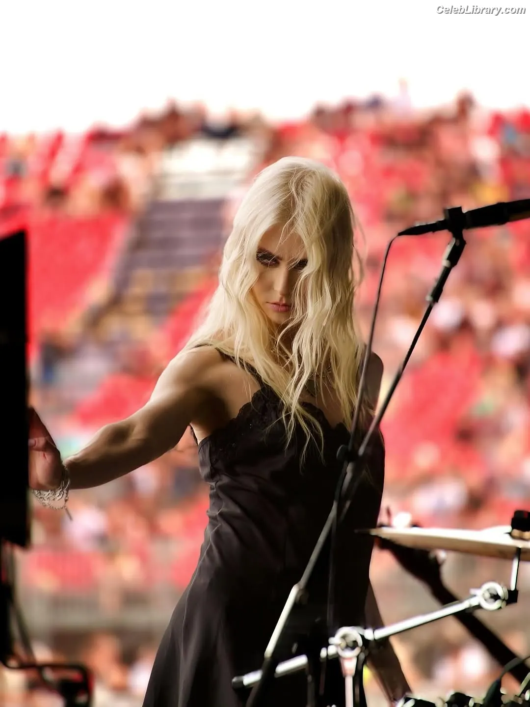 Taylor Momsen photo 11 of 1248