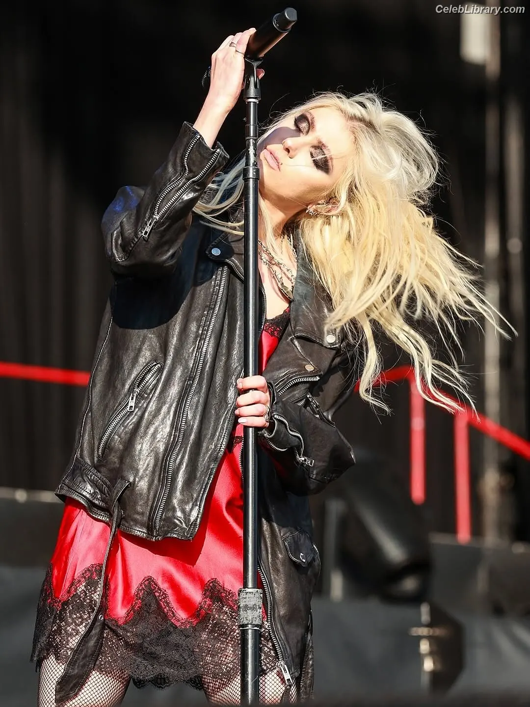 Taylor Momsen photo 4 of 1248