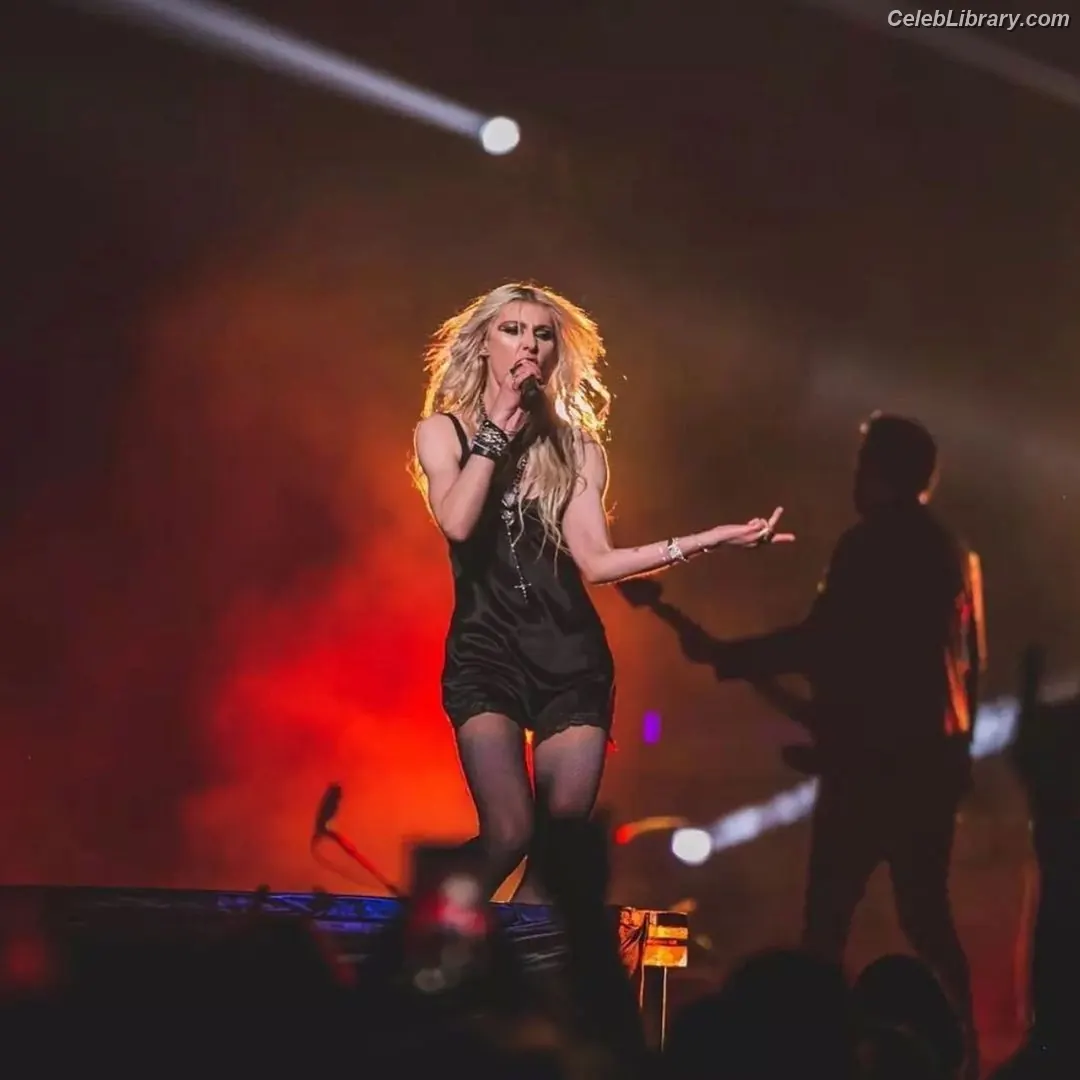 Taylor Momsen photo 17 of 1248