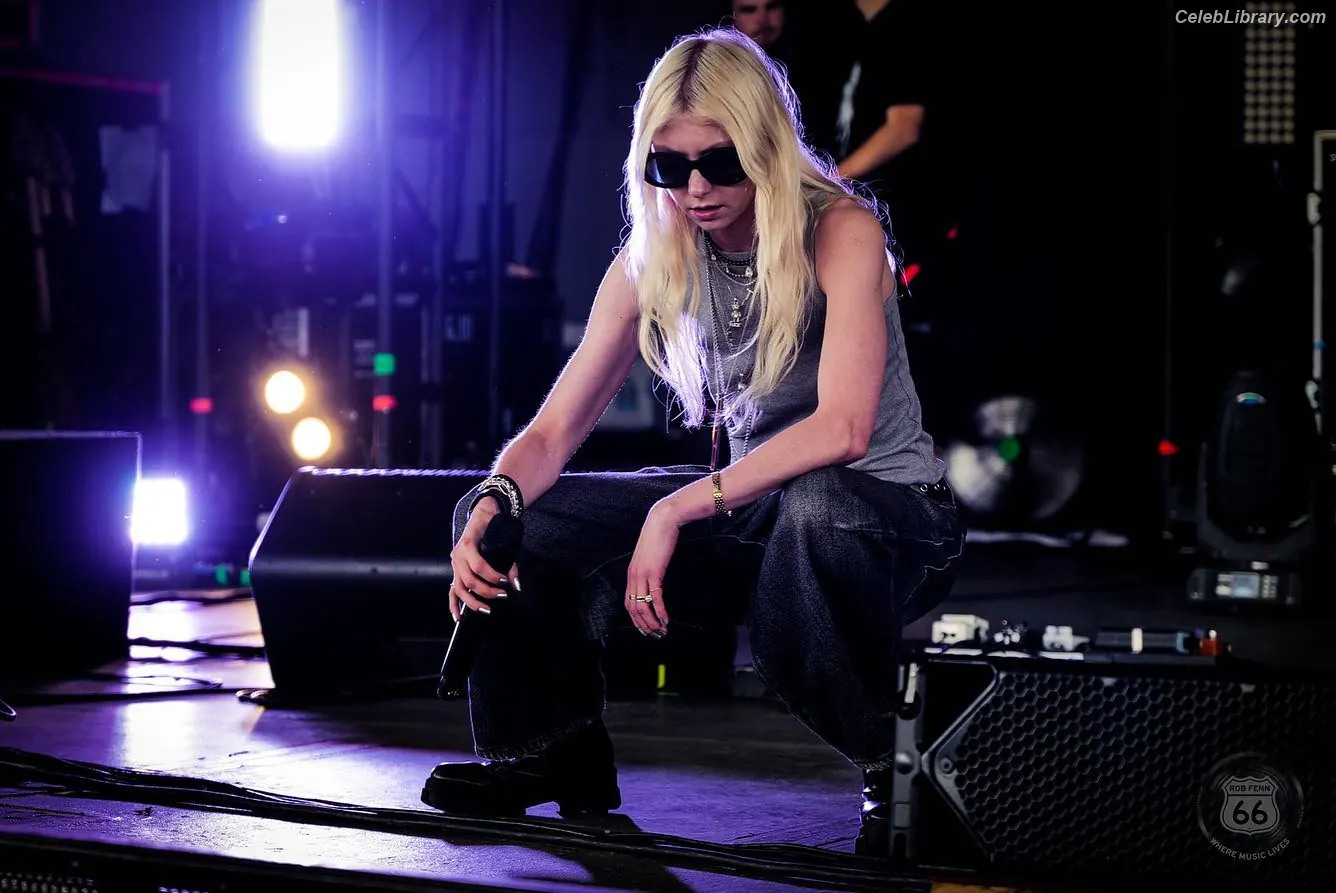 Taylor Momsen photo 20 of 1248