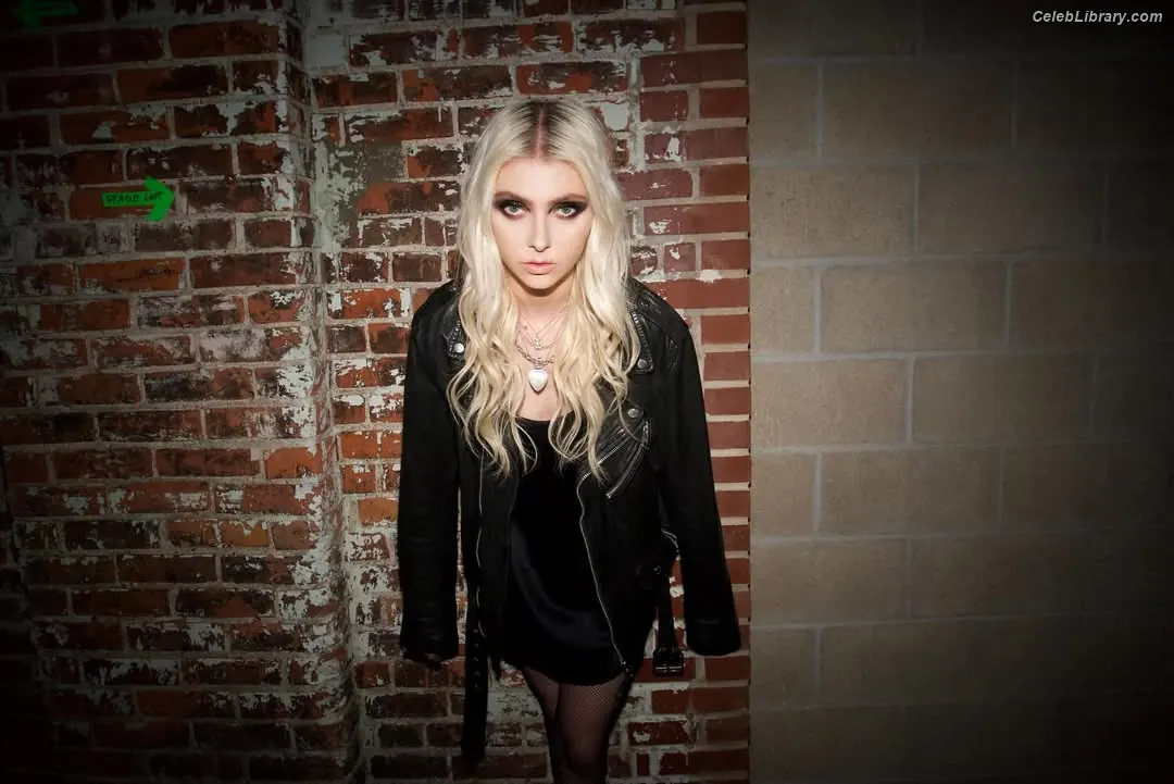 Taylor Momsen photo 3 of 1248