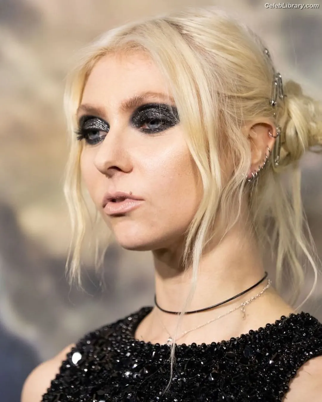 Taylor Momsen photo 3 of 1248