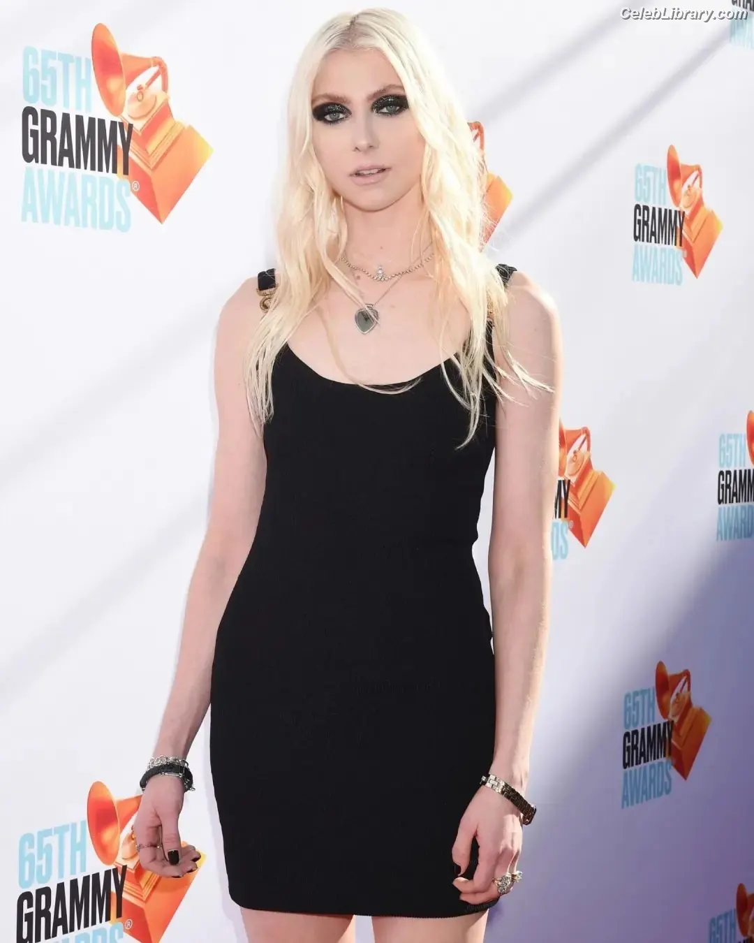 Taylor Momsen photo 4 of 1248