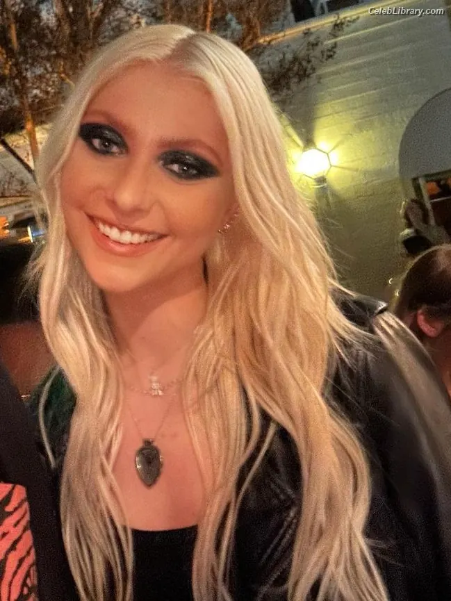 Taylor Momsen photo 13 of 1248