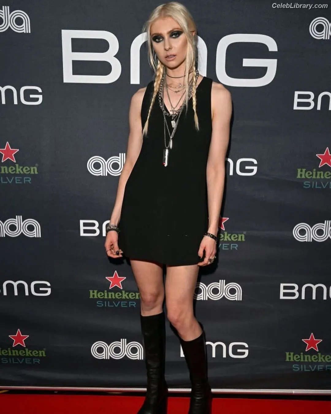 Taylor Momsen photo 16 of 1248