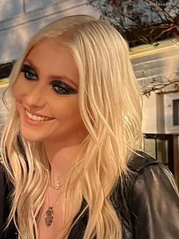Taylor Momsen photo 21 of 1248
