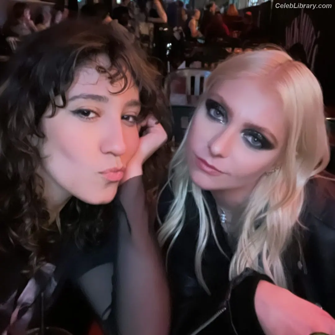 Taylor Momsen photo 22 of 1248