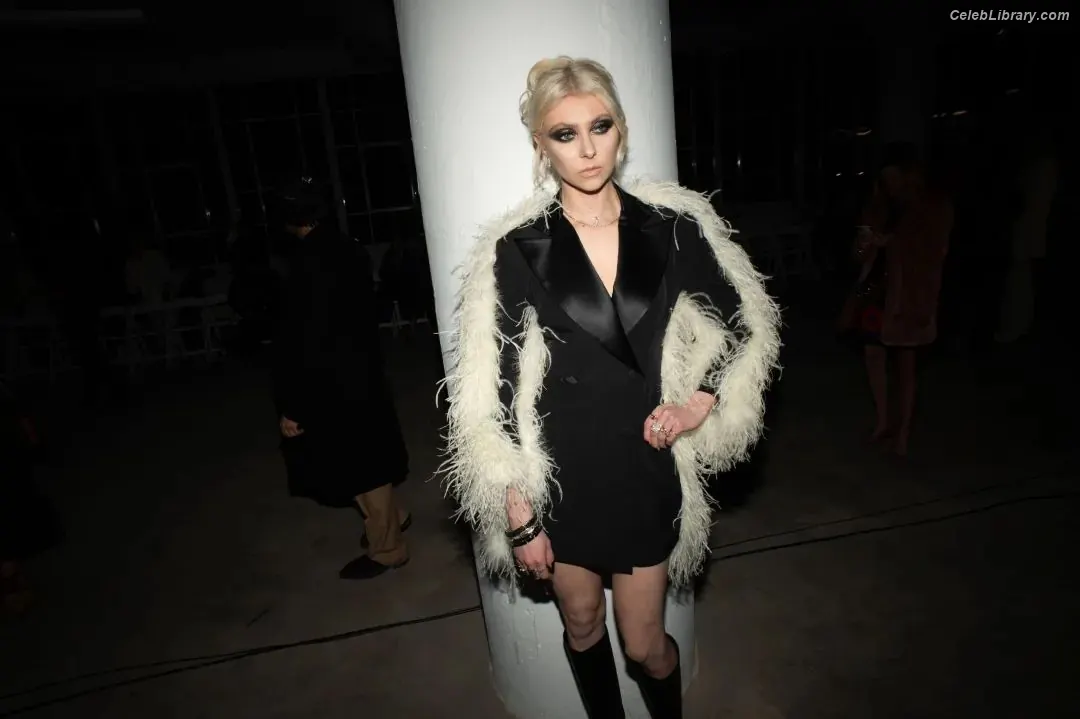 Taylor Momsen photo 7 of 1248