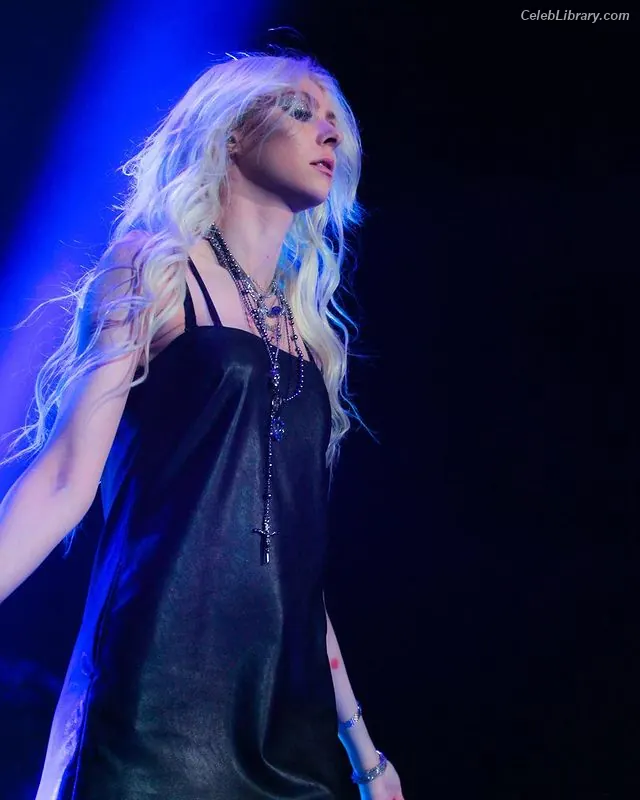 Taylor Momsen photo 22 of 1248