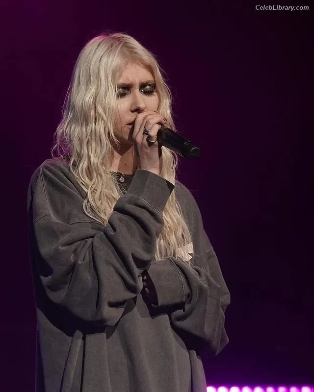 Taylor Momsen photo 3 of 1248