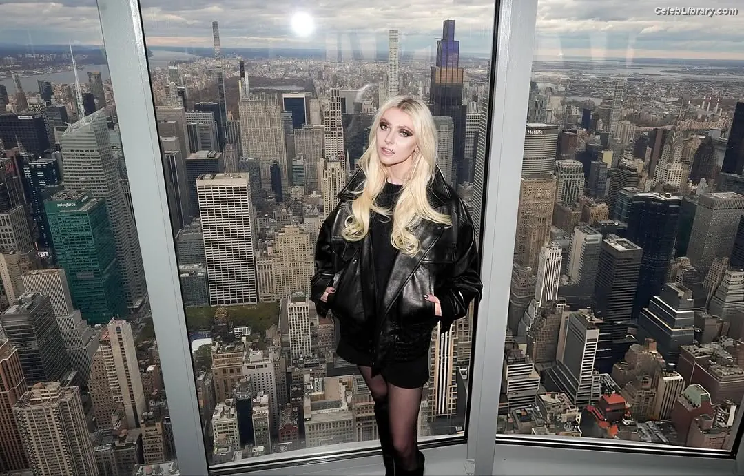 Taylor Momsen photo 3 of 1248