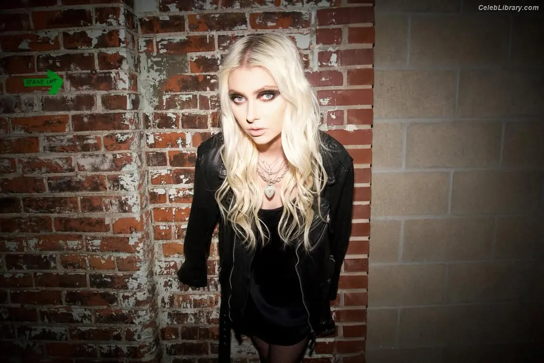 Taylor Momsen photo 17 of 1248