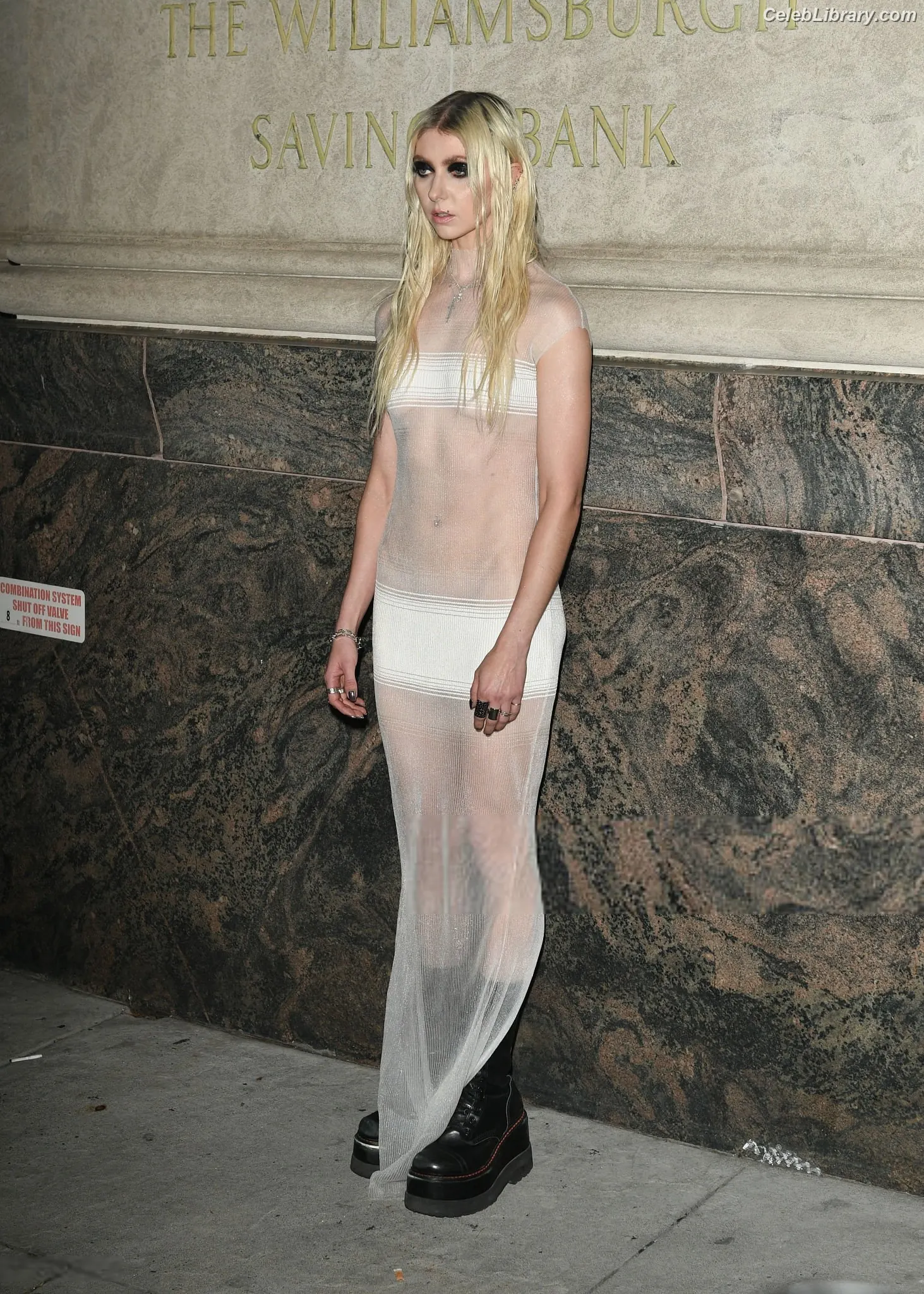 Taylor Momsen photo 5 of 1248
