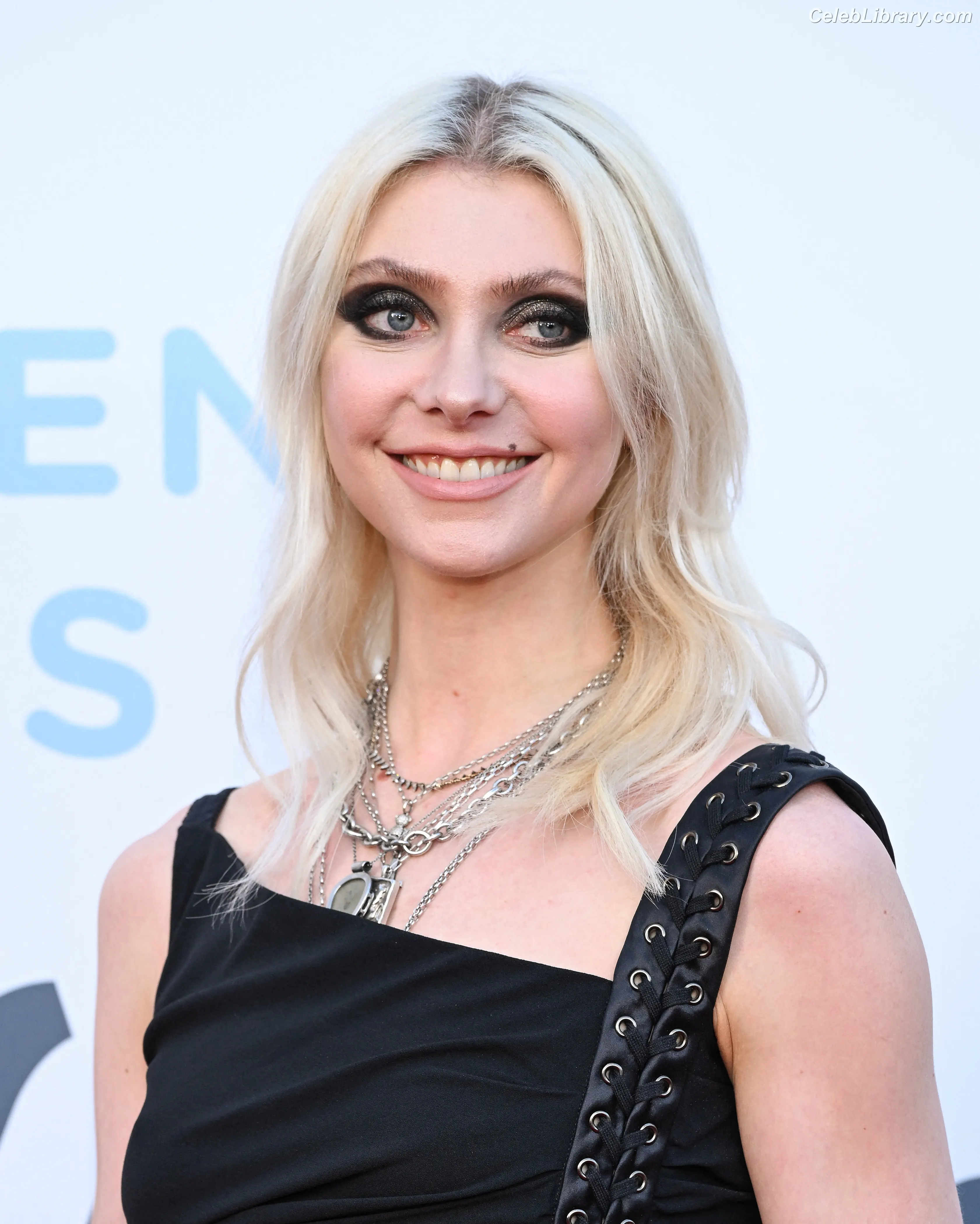 Taylor Momsen photo 8 of 1248