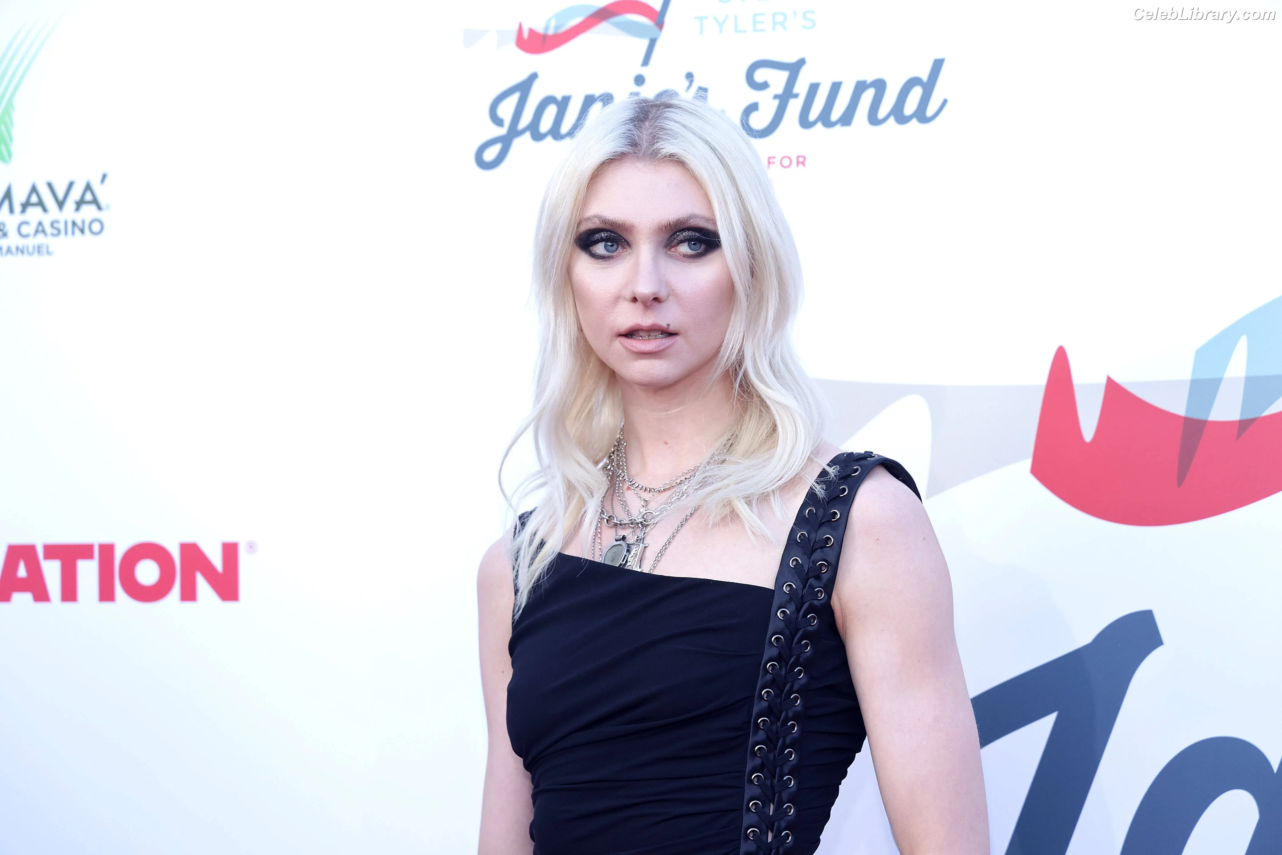 Taylor Momsen photo 10 of 1248