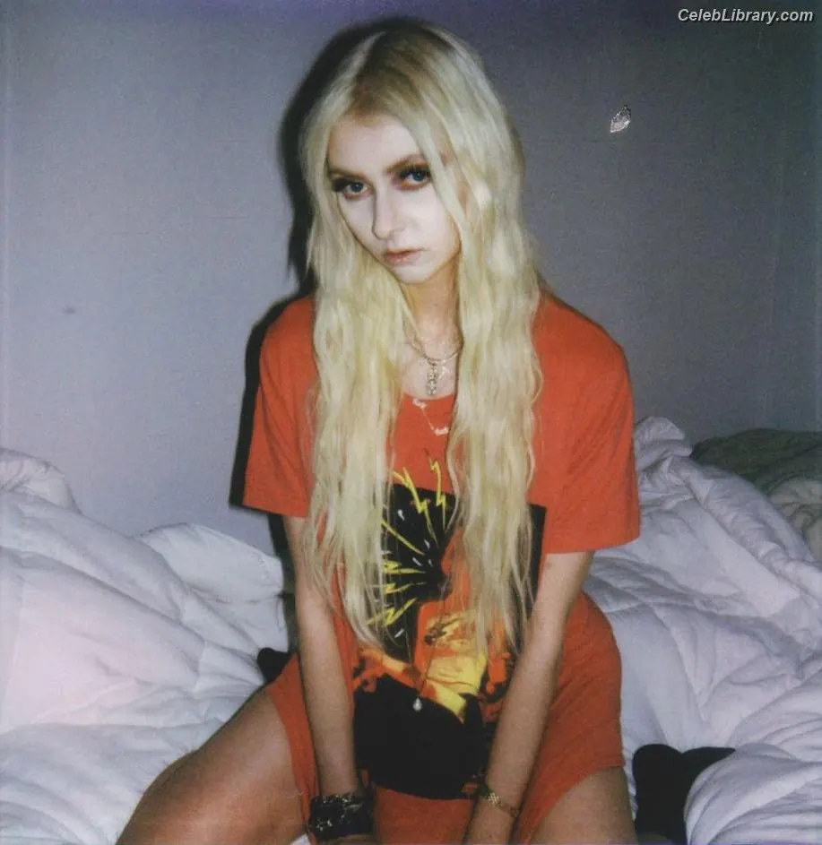 Taylor Momsen photo 22 of 1248