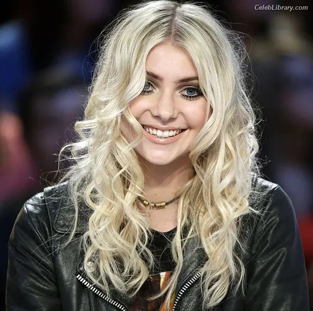 Taylor Momsen photo 3 of 1248