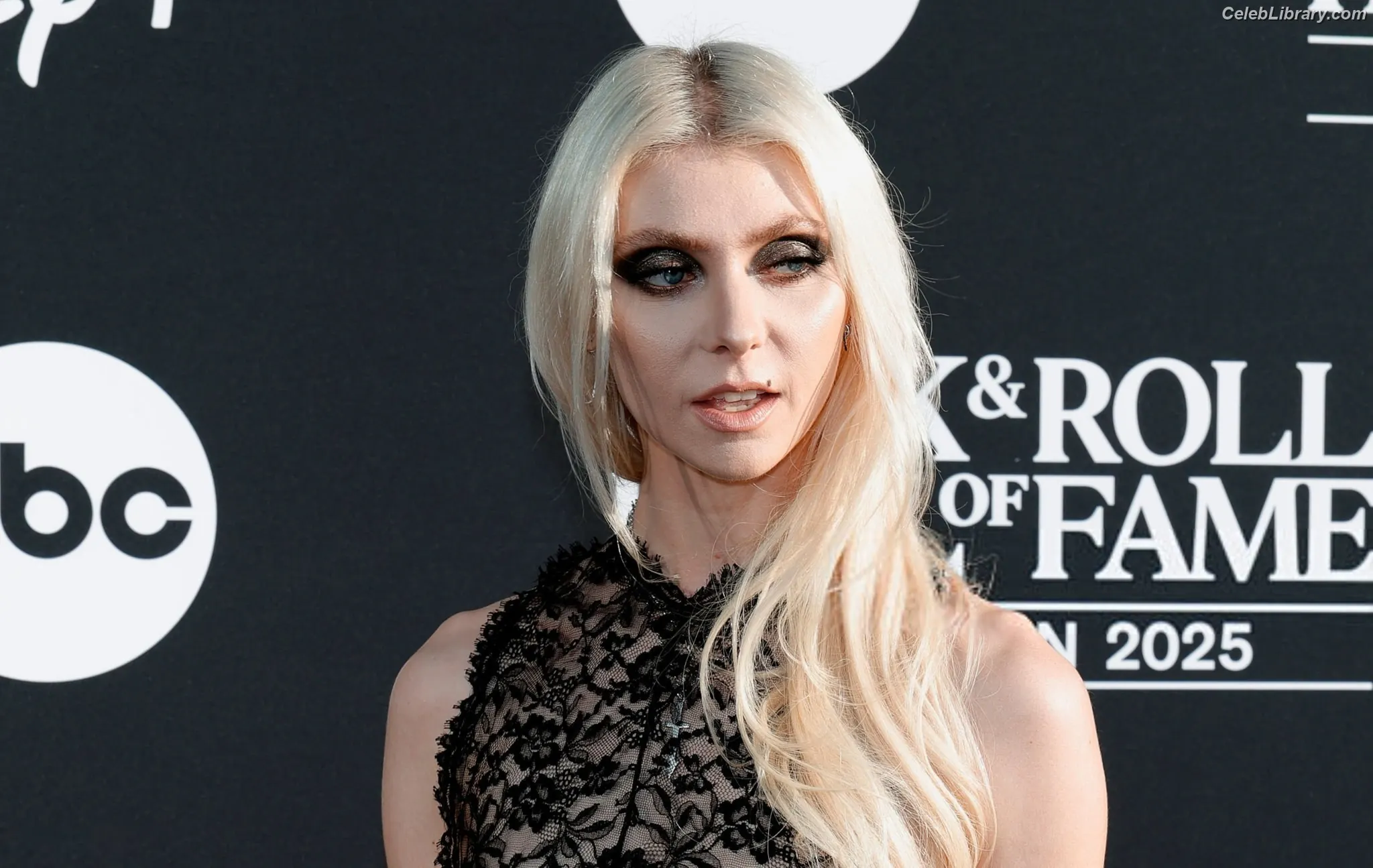 Taylor Momsen photo 10 of 1248