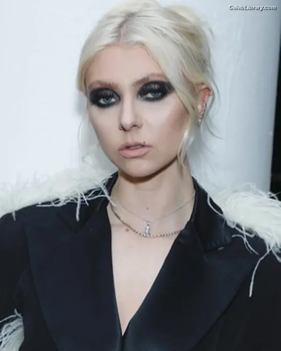 Taylor Momsen photo 12 of 1248